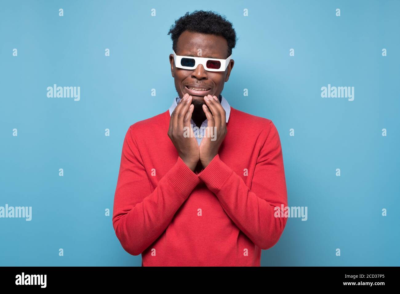 Schöner afrikanischer junger Mann in 3-D-Brille, der Melodram weint Stockfoto