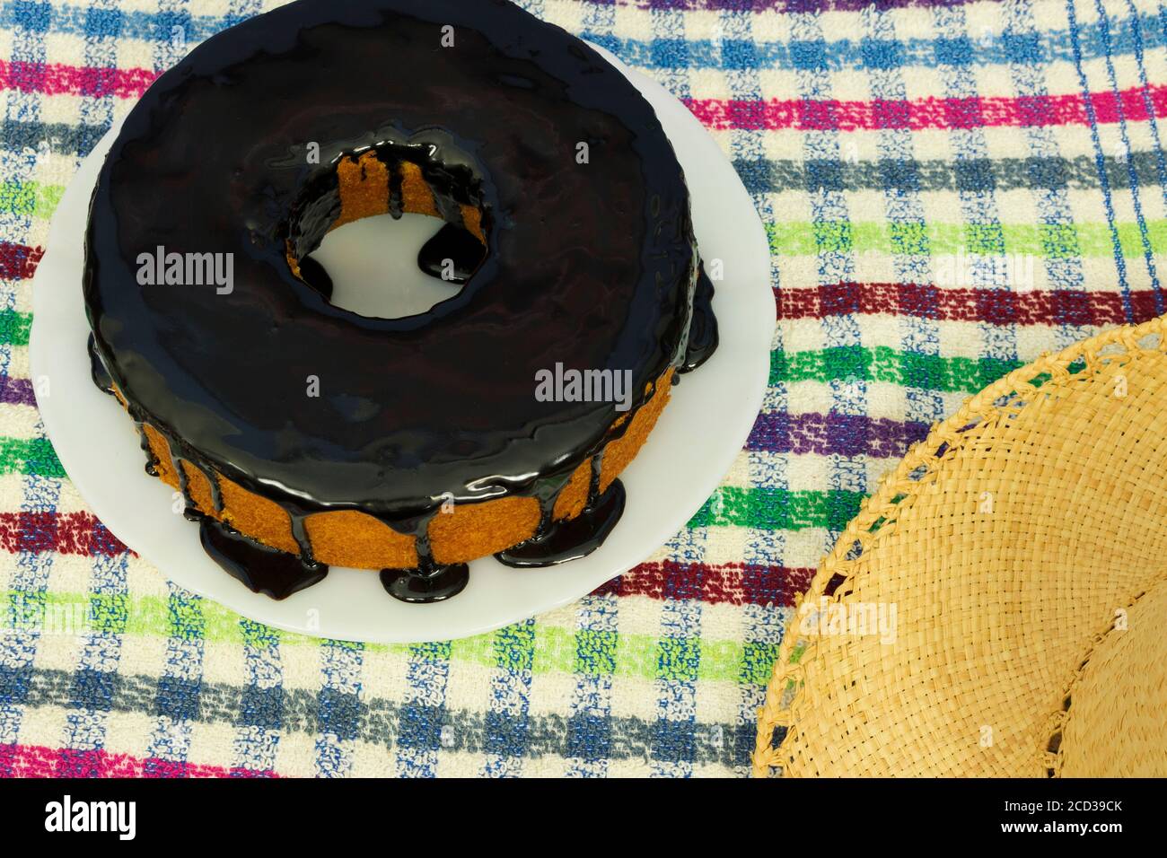 Traditionelles brasilianisches Dessert von Schokolade Karottenkuchen. Stockfoto