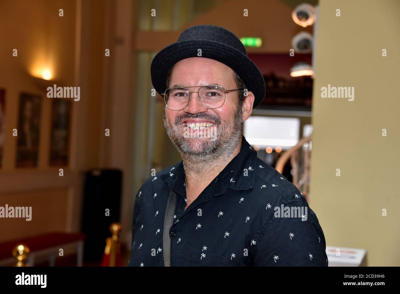 Köln, Deutschland. August 2020. Musiker und Sänger Björn Heuser posiert bei der Präsentation des Herbstprogramms in der Volksbühne am Rudolfplatz in Köln. Quelle: Horst Galuschka/dpa/Alamy Live News Stockfoto