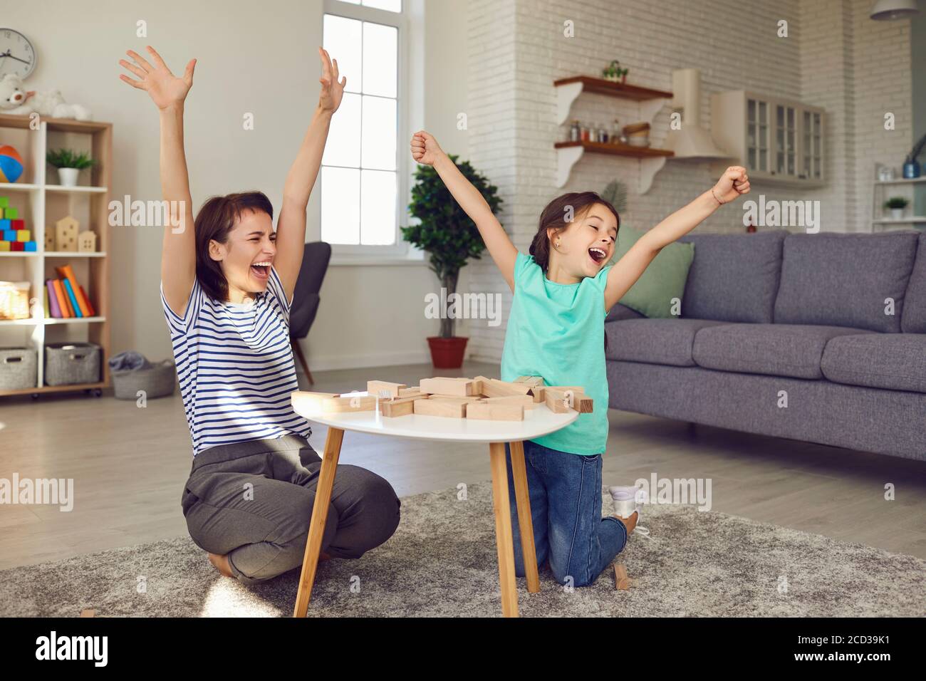 Mutter und Tochter spielen Brettspiele zu Hause. Frohe Familie. Stockfoto