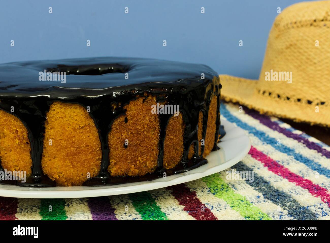 Traditionelles brasilianisches Dessert von Schokolade Karottenkuchen. Stockfoto