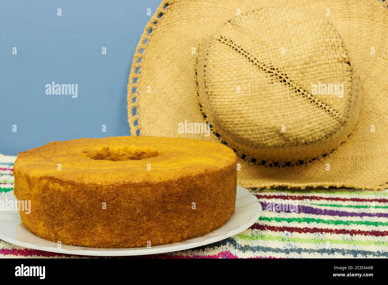 Traditionelles brasilianisches Dessert von Schokolade Karottenkuchen. Stockfoto