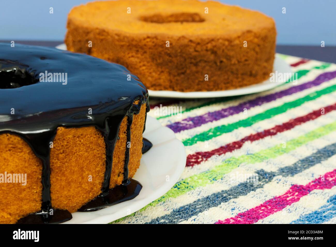 Traditionelles brasilianisches Dessert von Schokolade Karottenkuchen. Stockfoto