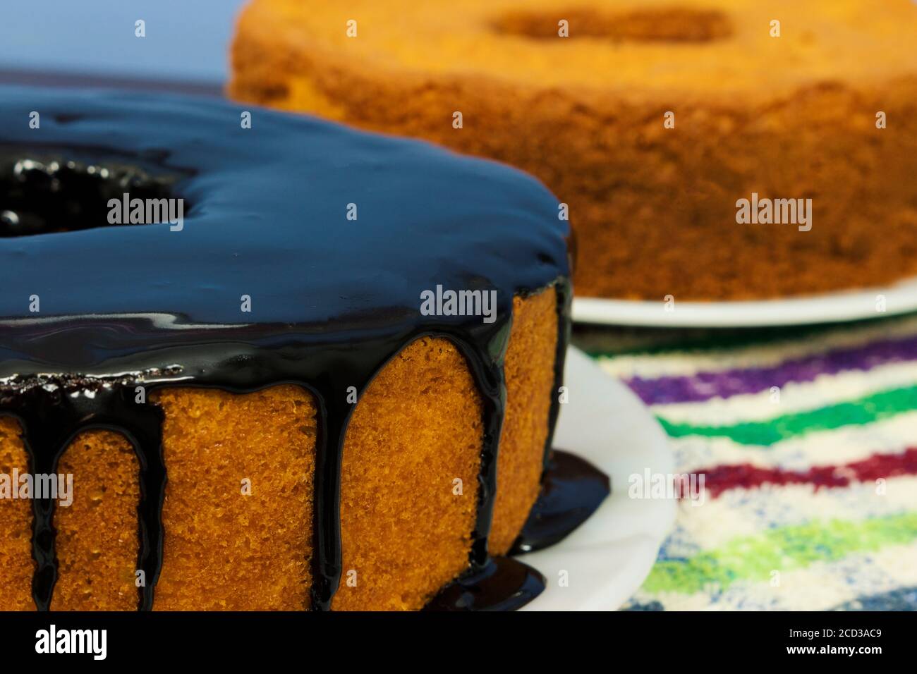 Traditionelles brasilianisches Dessert von Schokolade Karottenkuchen. Stockfoto