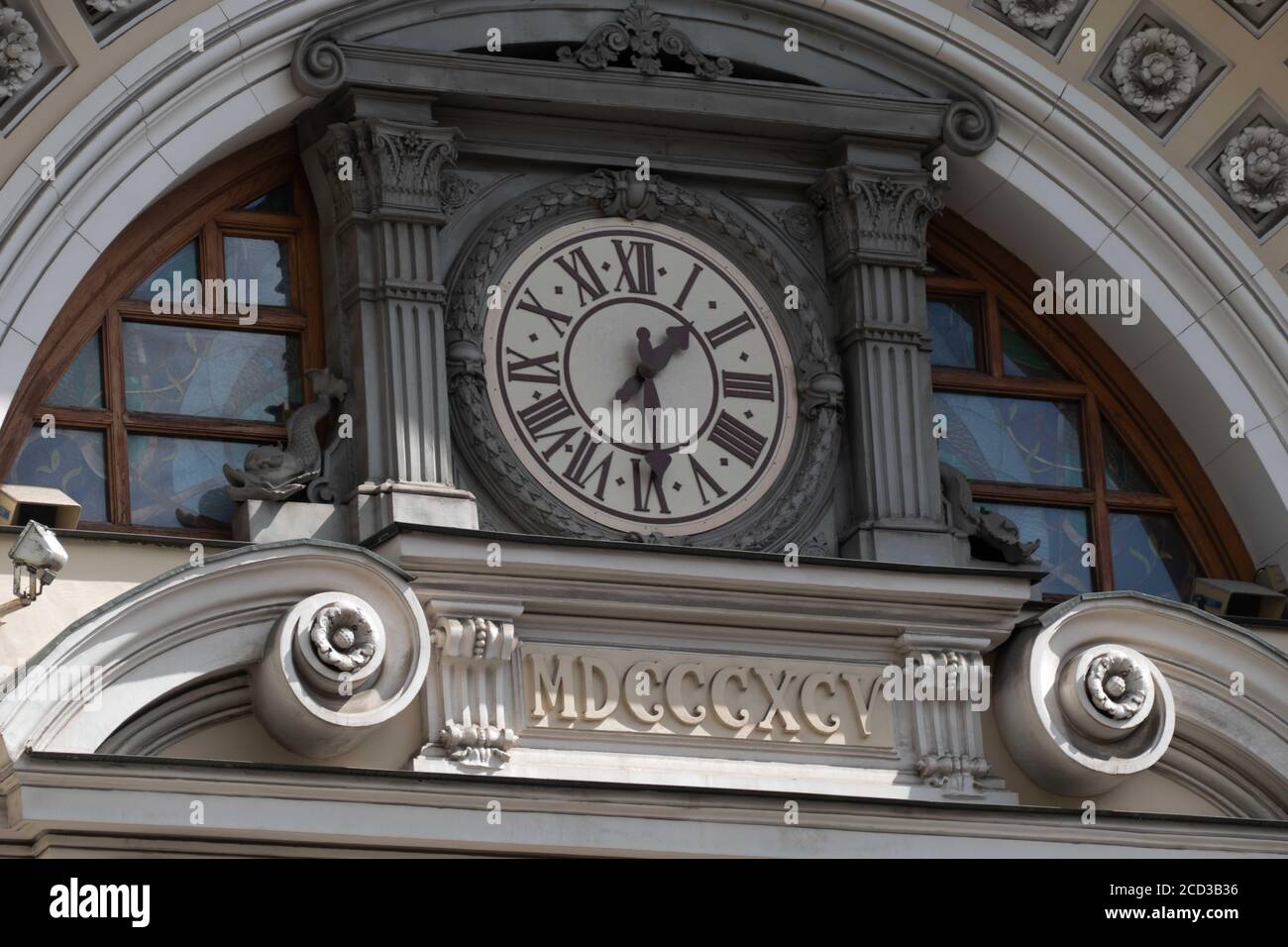 Alte Uhr an der Fassade des Hauses Stockfoto