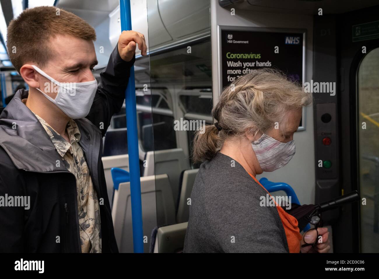 Bahnreisende auf einem Zugverkehr durch Süd-London tragen Gesichtsbezüge während der Coronavirus-Pandemie am 24. August 2020 in London, England. Stockfoto