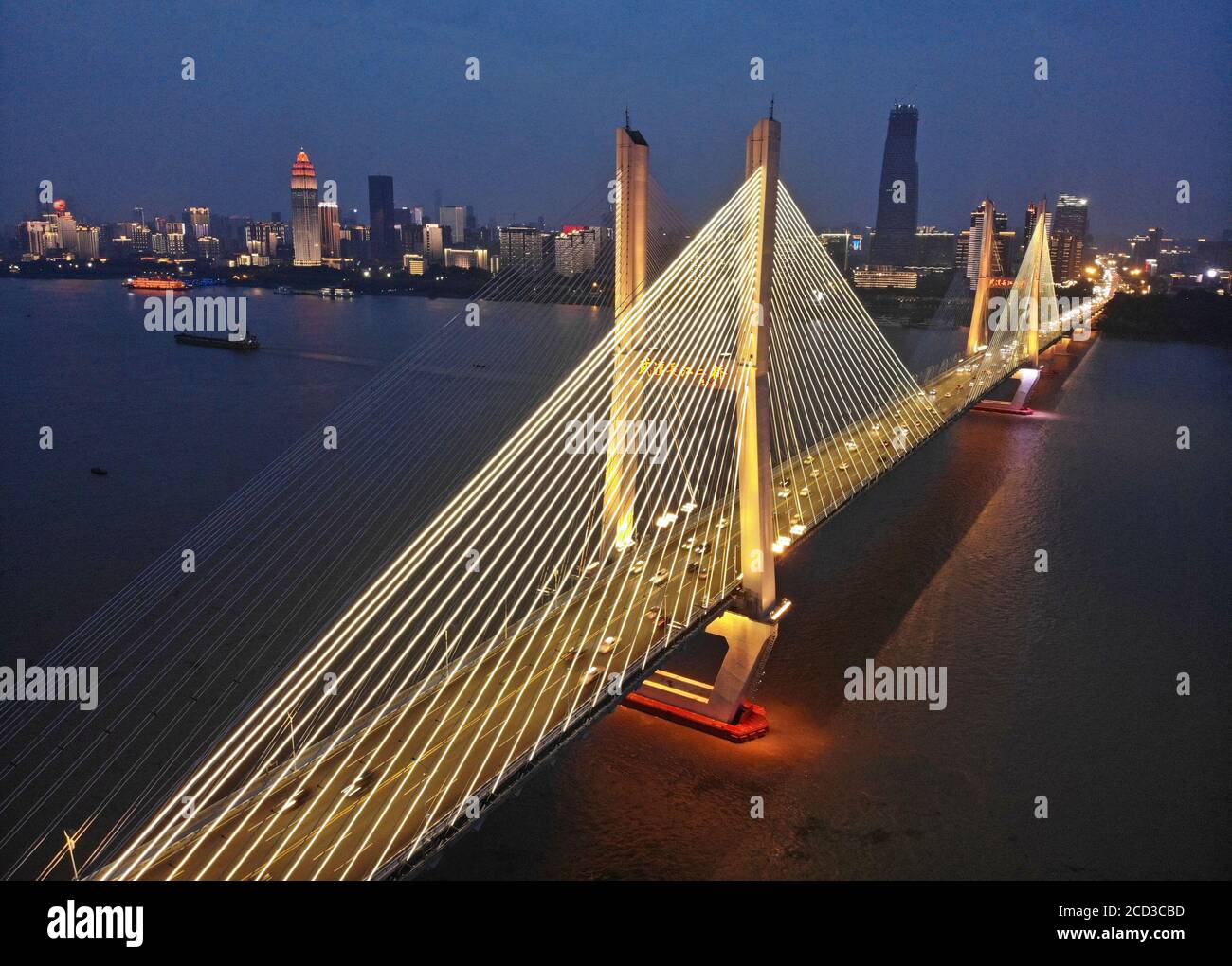 Luftaufnahme der Lichtshow am Fluss Wuhan Yangtze anlässlich des 99. Jahrestages der Gründung der Partei in Wuhan City, Süd-Chin Stockfoto