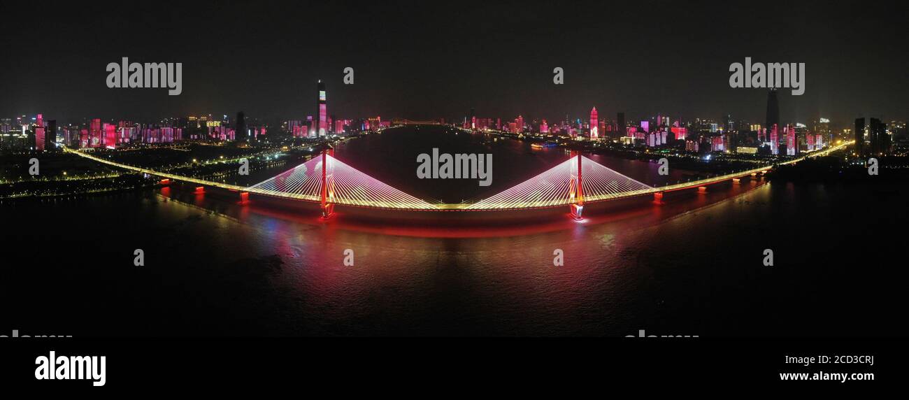 Luftaufnahme der Lichtshow am Fluss Wuhan Yangtze anlässlich des 99. Jahrestages der Gründung der Partei in Wuhan City, Süd-Chin Stockfoto