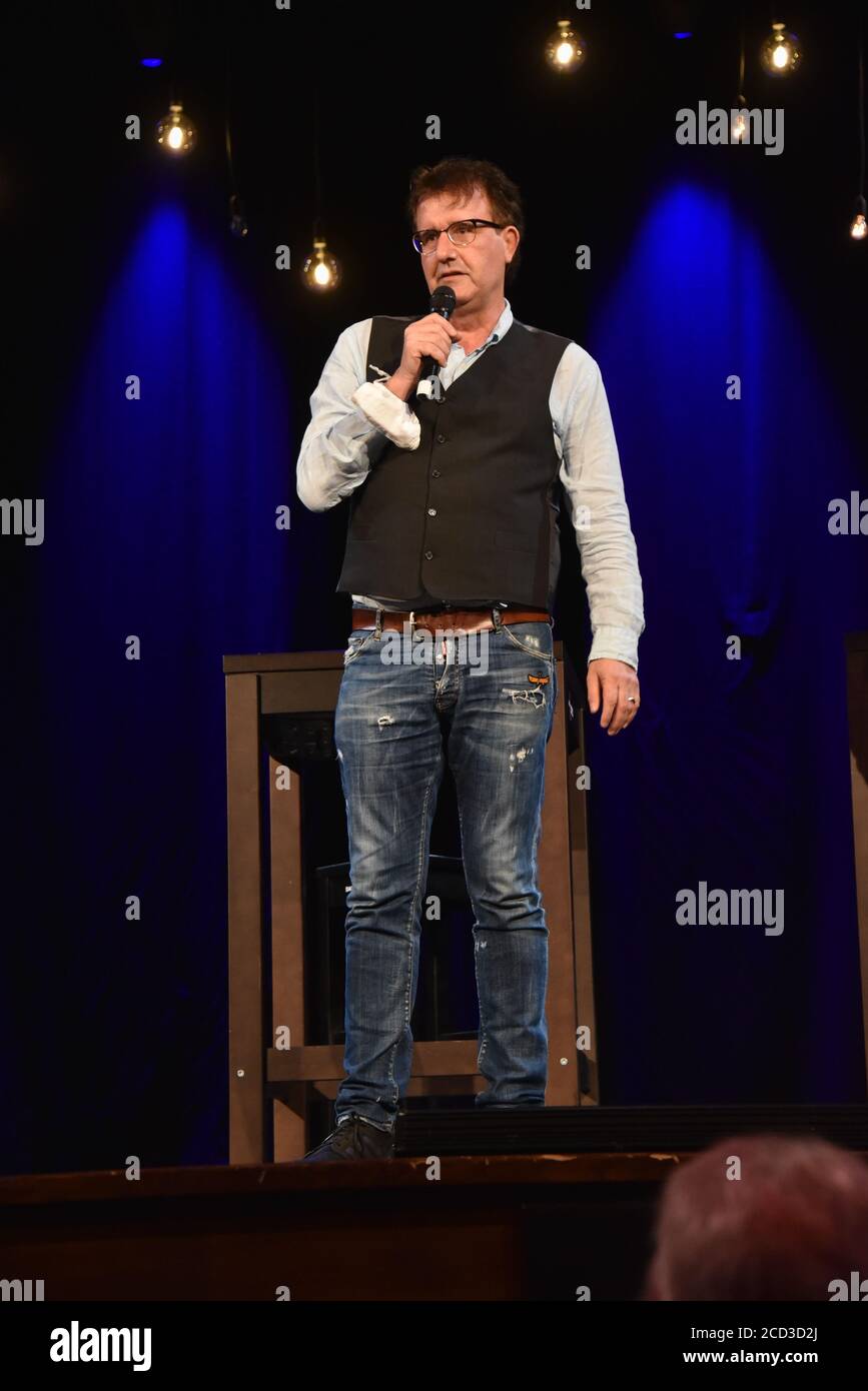 Köln, Deutschland. August 2020. Der Kabarettist Christoph Brüske spricht bei der Präsentation des Herbstprogramms in der Volksbühne am Rudolfplatz in Köln. Quelle: Horst Galuschka/dpa/Alamy Live News Stockfoto
