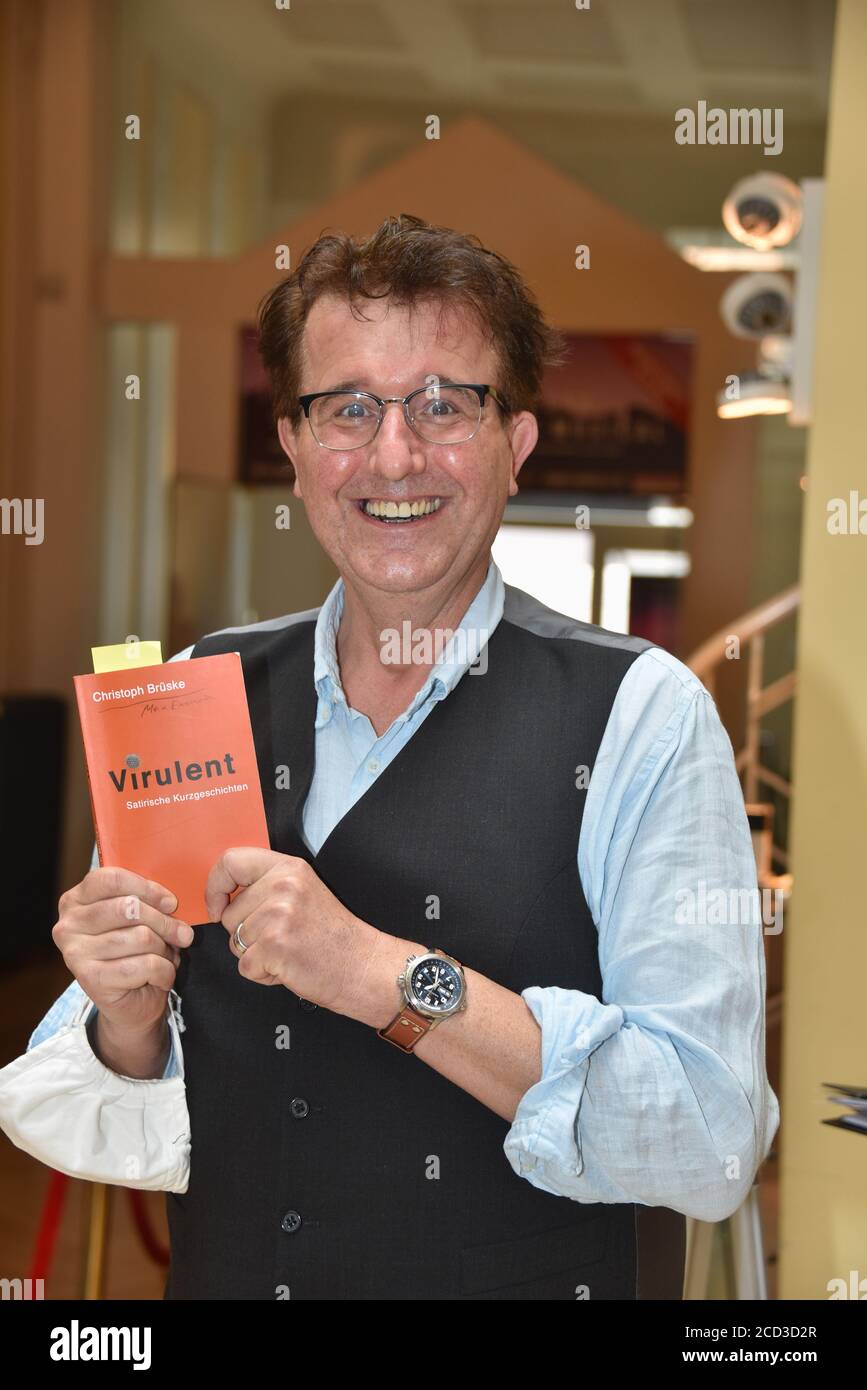 Köln, Deutschland. August 2020. Der Kabarettist Christoph Brüske posiert bei der Präsentation des Herbstprogramms in der Volksbühne am Rudolfplatz in Köln. Quelle: Horst Galuschka/dpa/Alamy Live News Stockfoto