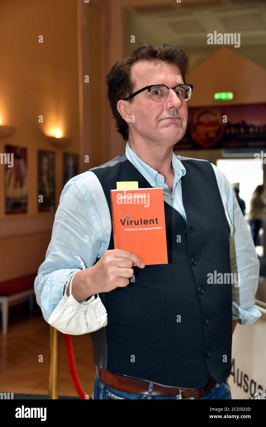 Köln, Deutschland. August 2020. Der Kabarettist Christoph Brüske posiert bei der Präsentation des Herbstprogramms in der Volksbühne am Rudolfplatz in Köln. Quelle: Horst Galuschka/dpa/Alamy Live News Stockfoto