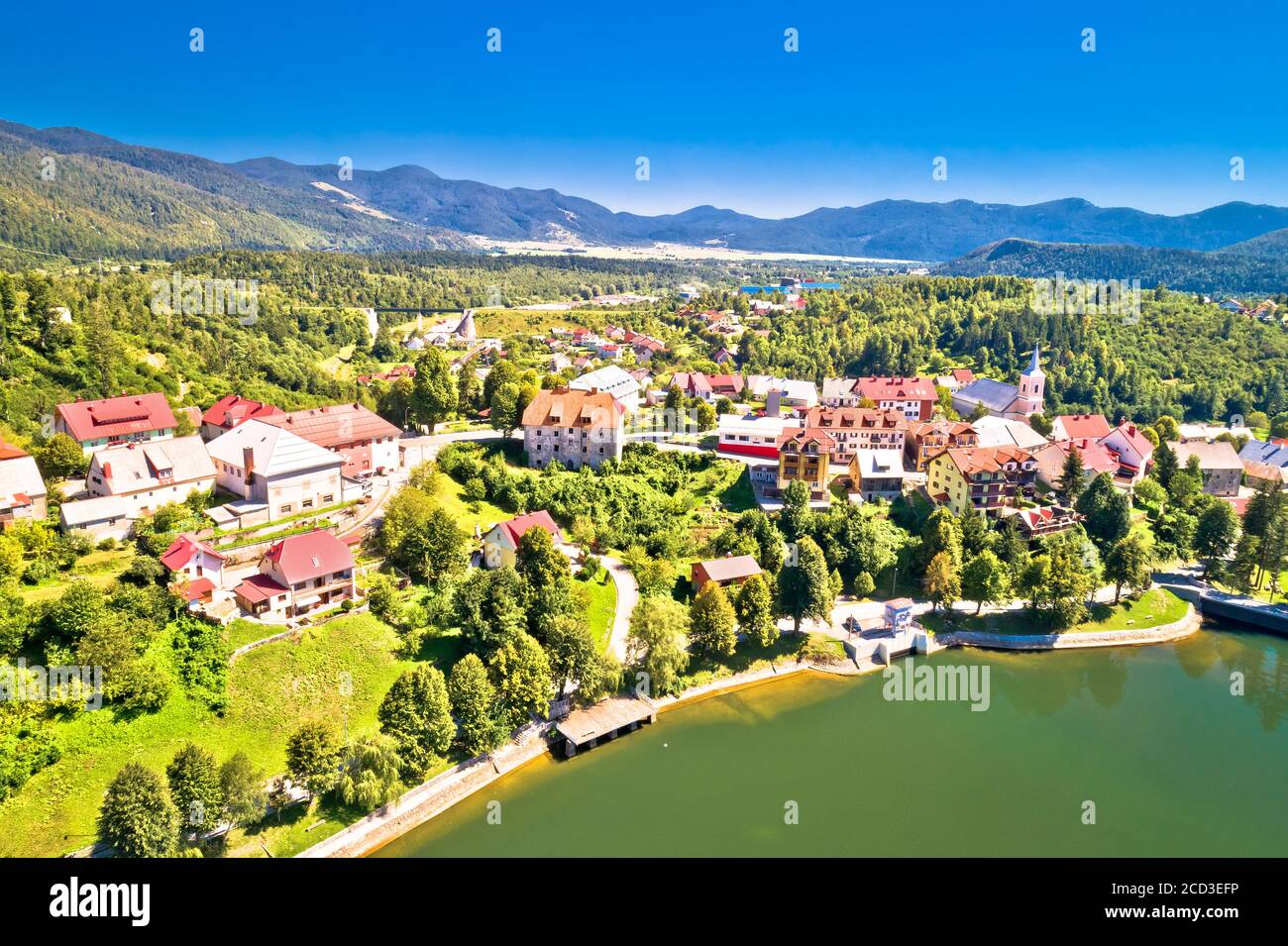 Idyllische Bergstadt Fuzine auf Bajer See Luftbild, Gorski Kotar Region von Kroatien Stockfoto