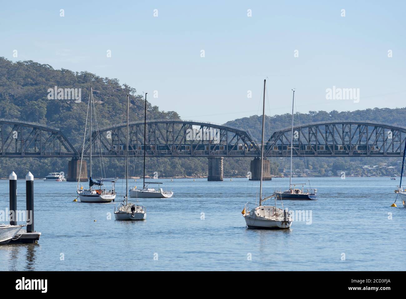 Die Hawkesbury River Rail Bridge ist von Dangar Island aus gesehen eine Stahlbrücke mit acht