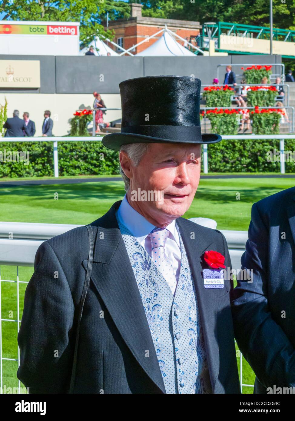 Rennpferd-Besitzer und Trainer Alan Jarvis in formeller Kleidung bei Royal Ascot, Ascot Racecourse, Ascot, Berkshire Stockfoto