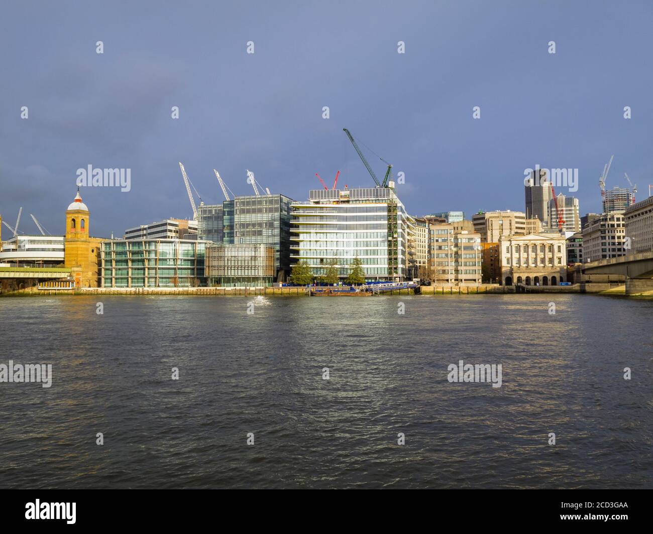 Blick auf moderne Bürogebäude und Fishmongers Hall am Ufer der Themse zwischen den Bahnbrücken London und Cannon Street, City of London Stockfoto