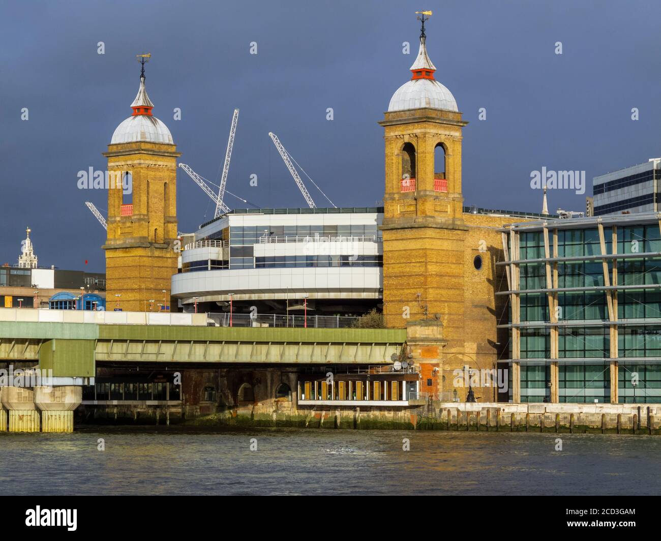 Blick vom Südufer der Themse Cannon Street Bahnhof und Brücke an einem Wintermorgen Stockfoto