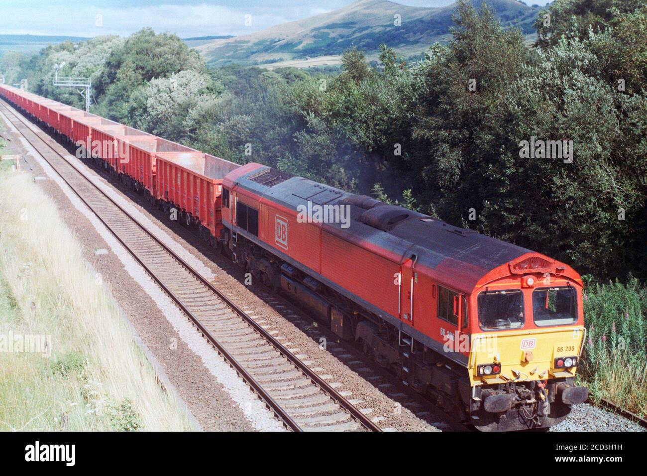 Edale, UK - 1. August 2020: Güterzug der DB (DB Cargo UK) durch Edale nach Manchester Richtung. Stockfoto