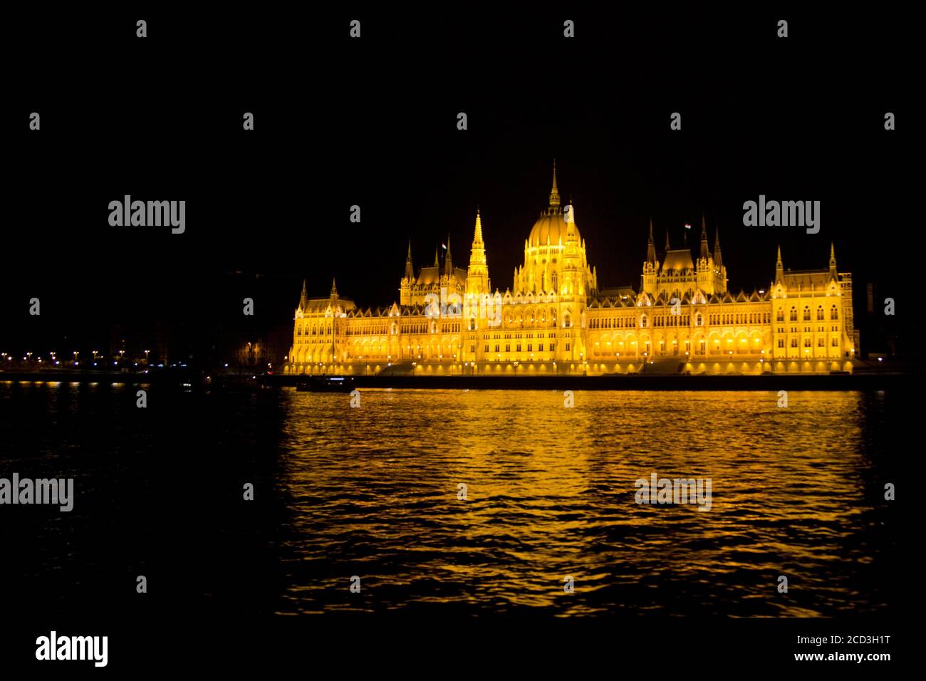 Ungarisches Parlament in der Nacht. Budapest, Ungarn, die Donau im Vordergrund Stockfoto