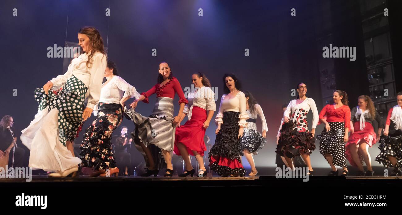 Flamenco-Tänzer treten auf der Bühne auf Stockfoto