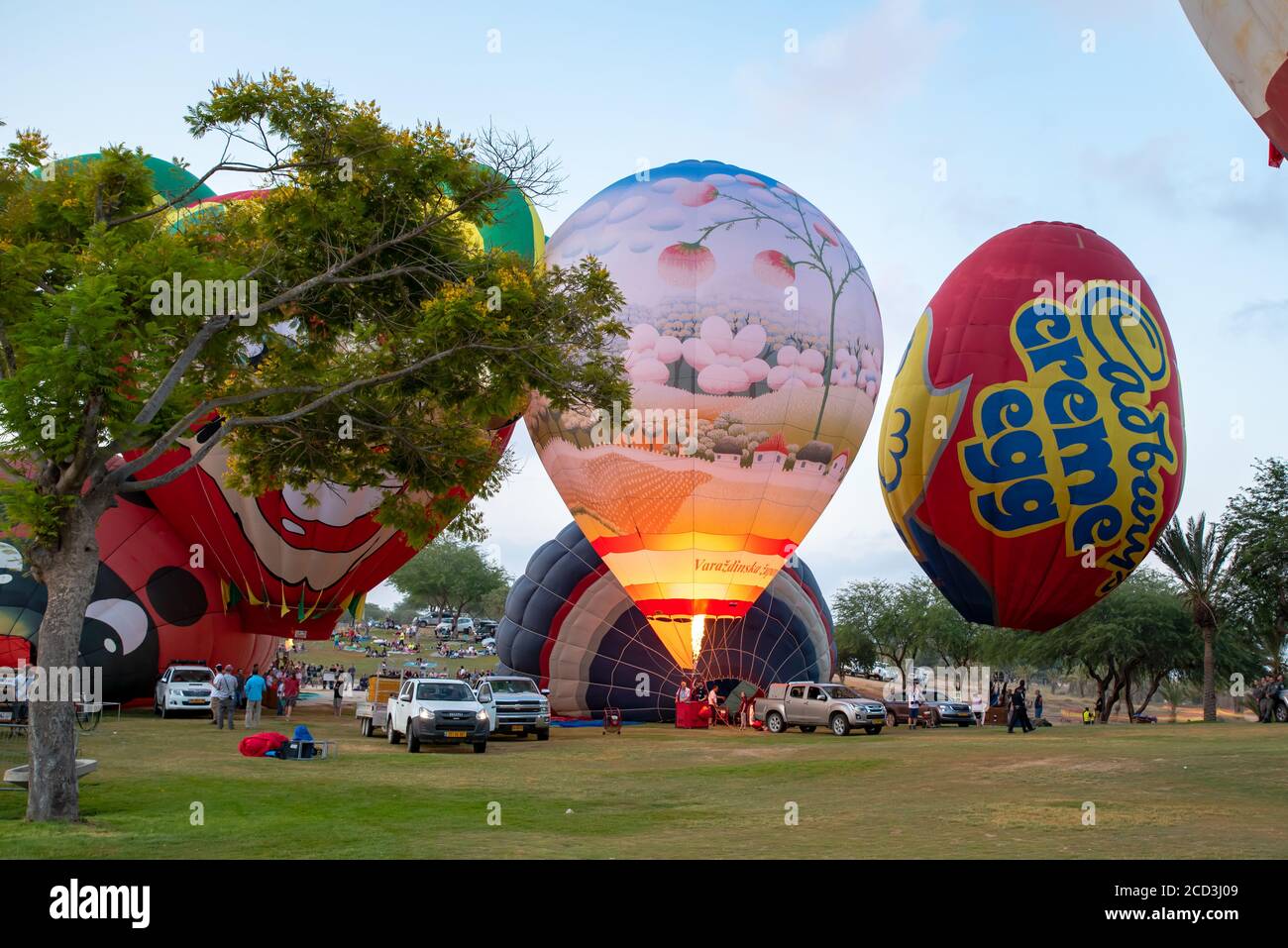 Boden-Crew bereitet einen Heißluft-Ballon vor dem Start Stockfoto