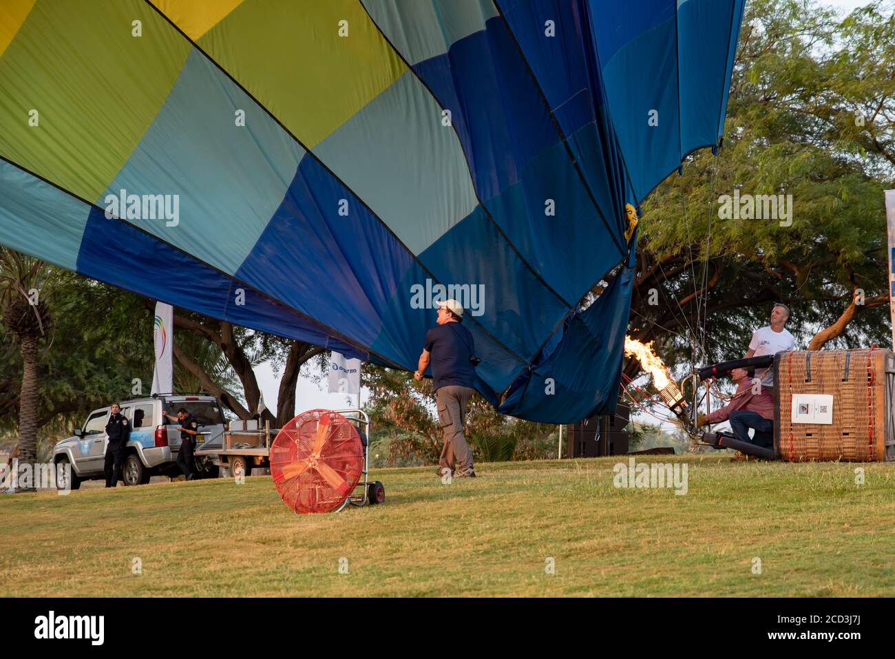 Boden-Crew bereitet einen Heißluft-Ballon vor dem Start Stockfoto