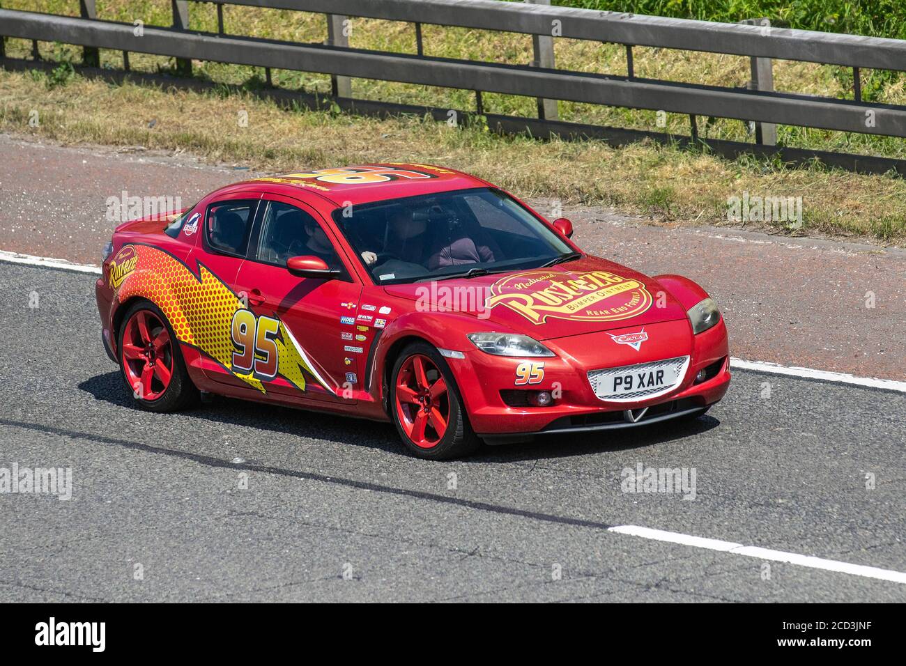 Lightning McQueen 2006 2616cc Benzin Coupé rot PIXAR Mazda Rx-8 192 PS; UK Fahrzeug Verkehr, Transport, moderne, Limousine Autos, in südlicher Richtung auf der 3-spurigen Autobahn M6. Stockfoto