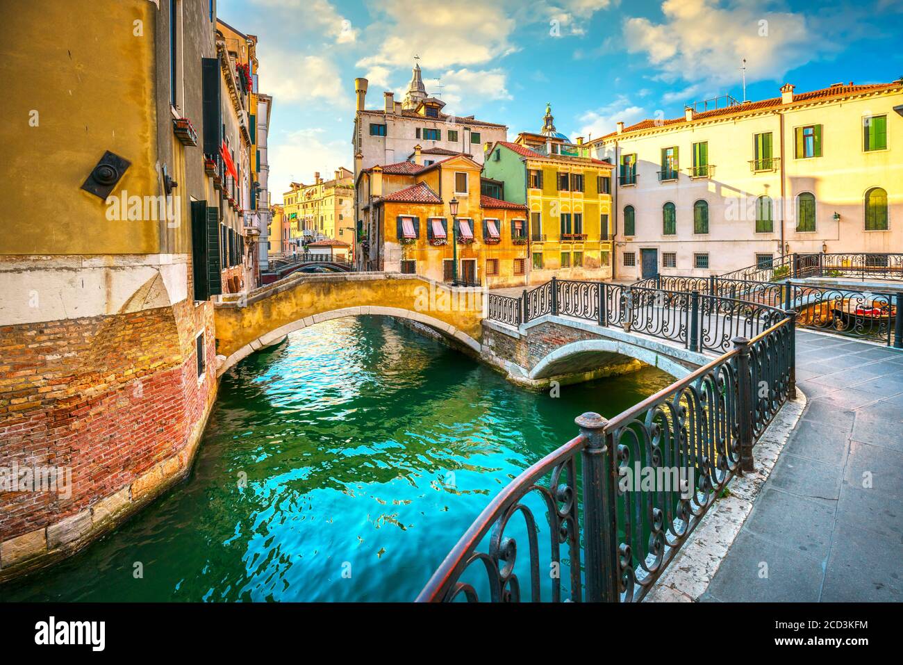 Venedig Sonnenuntergang Stadtbild, Wasser, Kanal, Double Bridge und traditionellen Gebäuden. Italien, Europa. Stockfoto