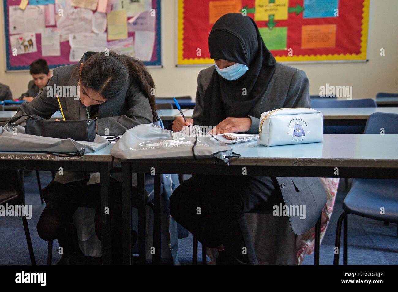 Jahre 7 und 11 Rückkehr zur Manor High School in Oadby, Leicestershire, derzeit hat die Schule eine freiwillige Politik in Bezug auf Schüler tragen Gesichtsbezüge angenommen. Stockfoto