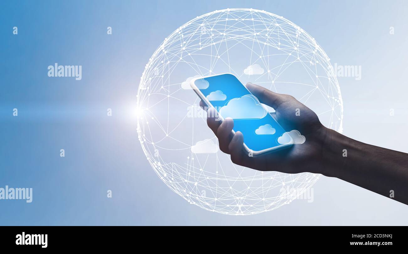 Cloud-Computing. Hand hält Smartphone mit fliegenden Datenspeicher Cloud-Symbole Stockfoto