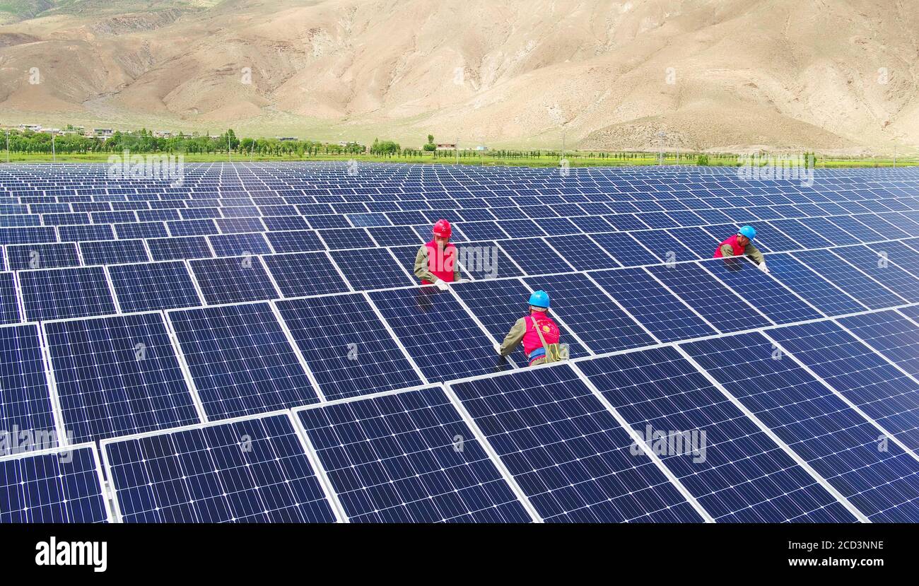 Wartungsarbeiter untersuchen die Photovoltaikanlagen, die im Rahmen der Armutsbekämpfung im Qonggyai County, im südwestlichen Tibet Chinas, gebaut wurden Stockfoto