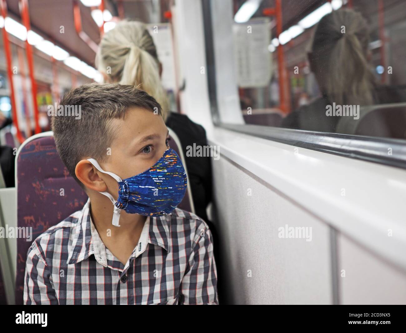 Kleiner Junge mit Schutzmaske reist mit der U-Bahn, Prag, Tschechische republik Stockfoto