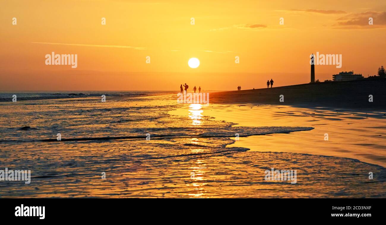 Sonnenuntergang am Strand, Leuchtturm maspalomas gran canaria Stockfoto