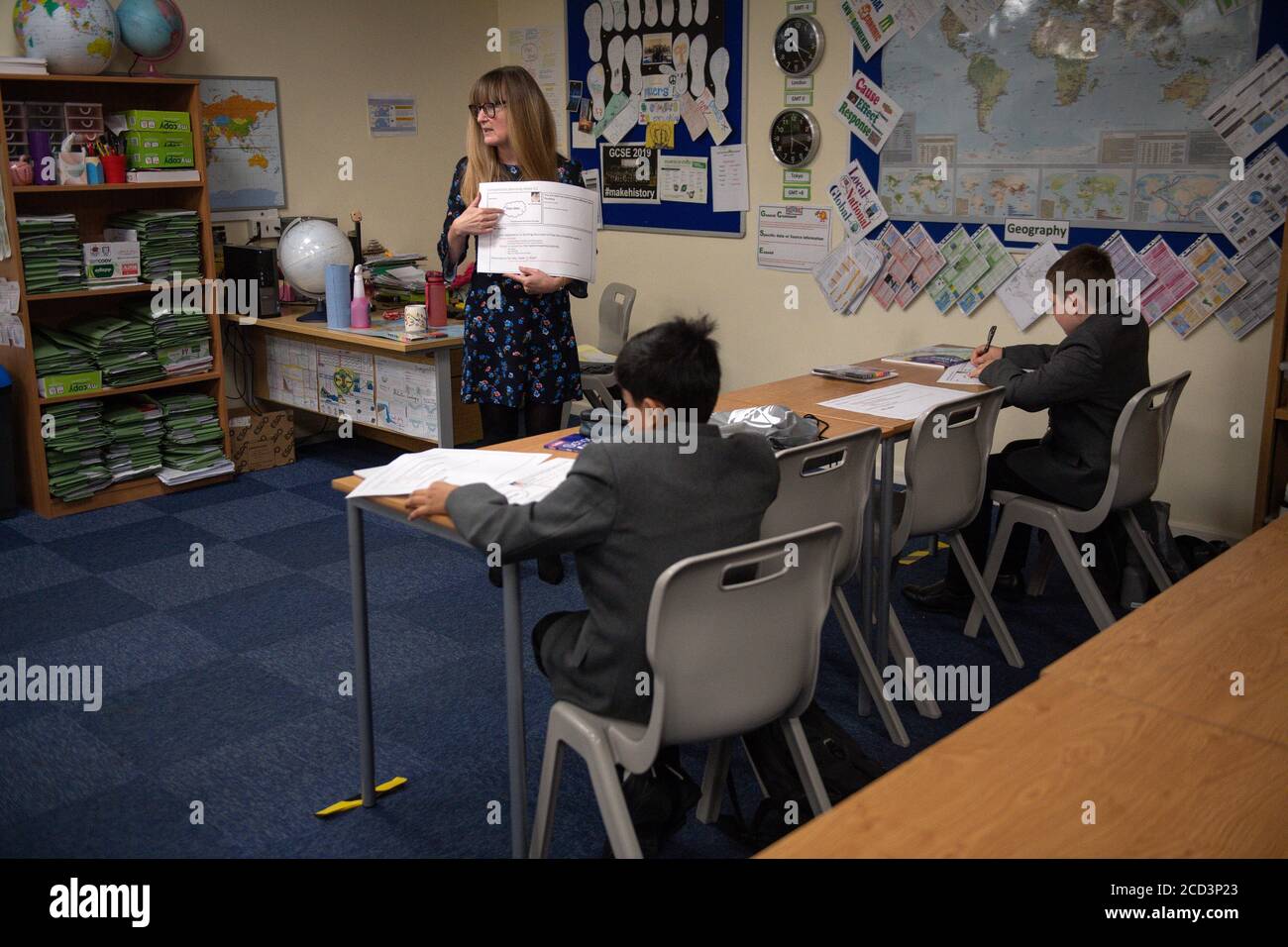 Schüler der 7. Und 11. Jahre kehren zur Manor High School in Oadby, Leicestershire, zurück. Derzeit hat die Schule eine freiwillige Politik in Bezug auf Schüler, die Gesichtsbezüge tragen, eingeführt. Stockfoto