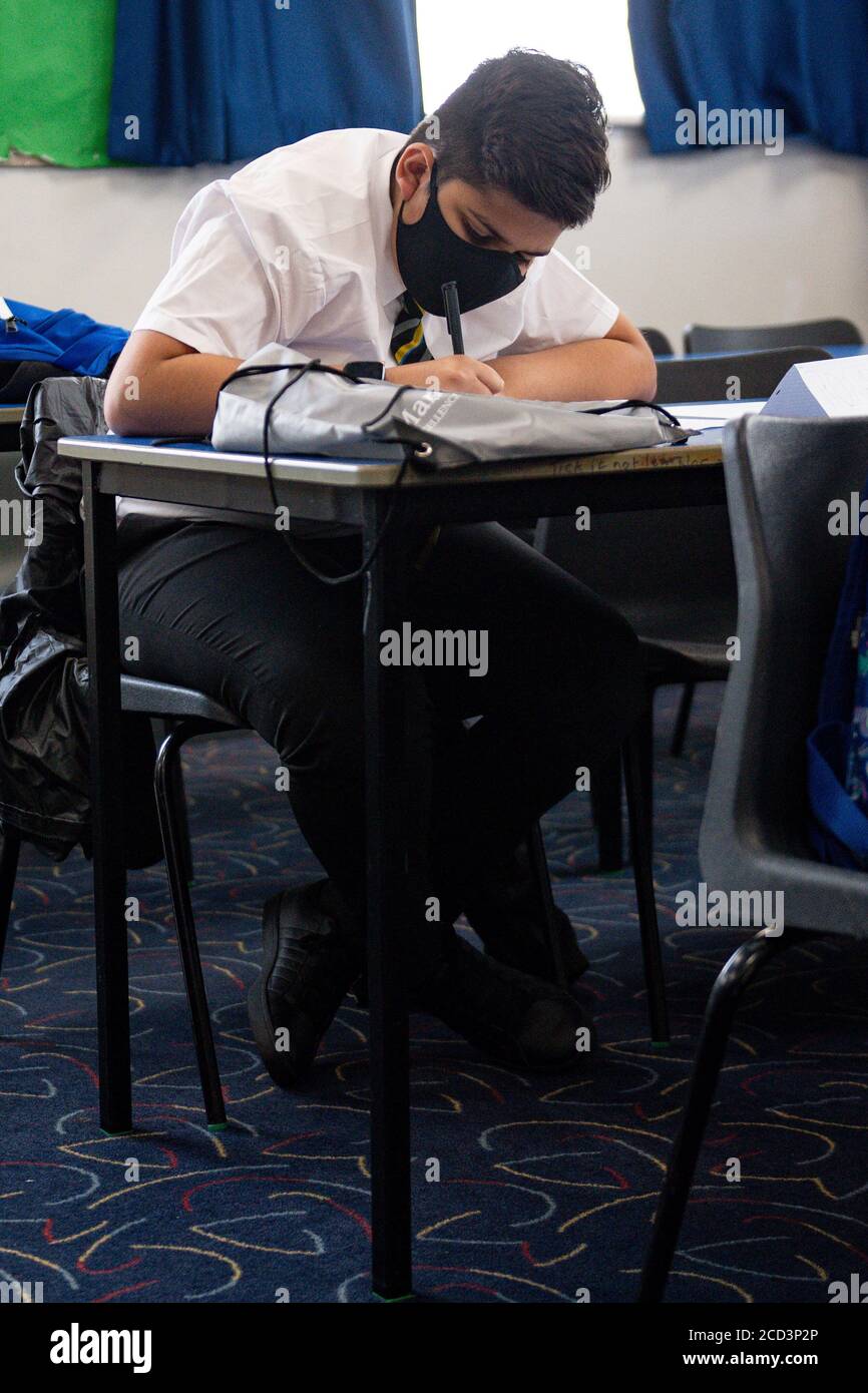 Ein Schüler an der Manor High School als Jahre 7 und 11 Rückkehr an die Schule in Oadby, Leicestershire, die derzeit eine freiwillige Politik in Bezug auf Schüler tragen Gesichtsbezüge angenommen hat. Stockfoto