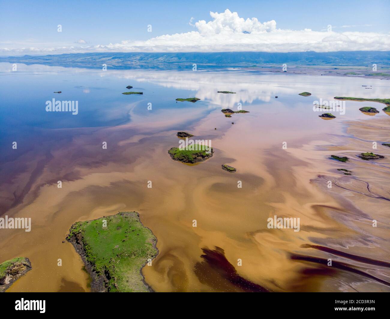 Luftaufnahme an einer malerischen Küste des Lake Natron im Great Rift Valley, zwischen Kenia und Tansania. In der Trockenzeit ist der See zu 80% bedeckt Stockfoto
