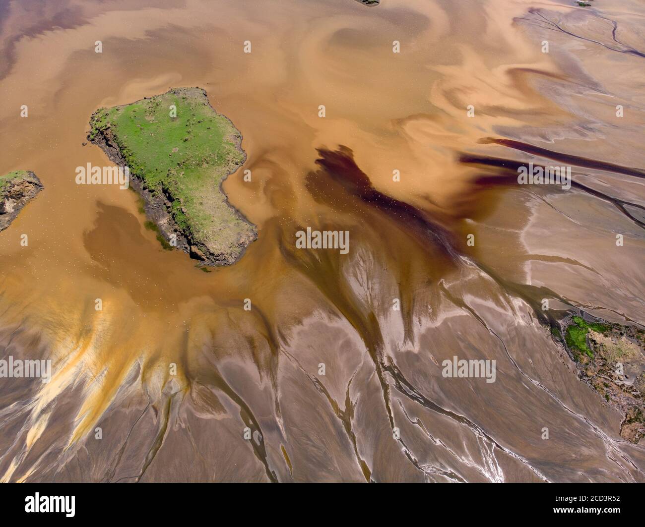 Luftaufnahme an einer malerischen Küste des Lake Natron im Great Rift Valley, zwischen Kenia und Tansania. In der Trockenzeit ist der See zu 80% bedeckt Stockfoto