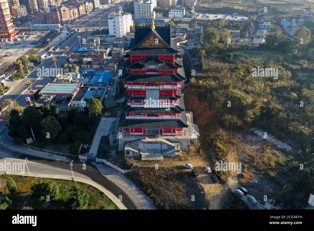 --FILE--eine Luftaufnahme von verschiedenen altmodischen Gebäuden, die im Stil der feudalen Zeiten auf der Straße von Dushan Grafschaft, Qiannan Buyei an gesehen sind Stockfoto