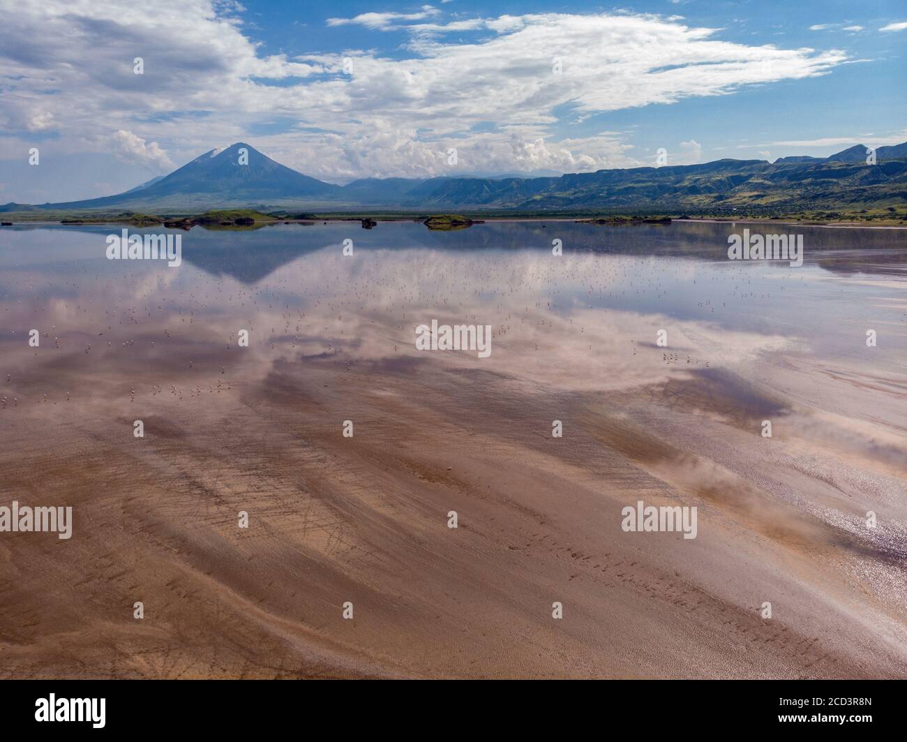 Luftaufnahme an einer malerischen Küste des Lake Natron im Great Rift Valley, zwischen Kenia und Tansania. In der Trockenzeit ist der See zu 80% bedeckt Stockfoto