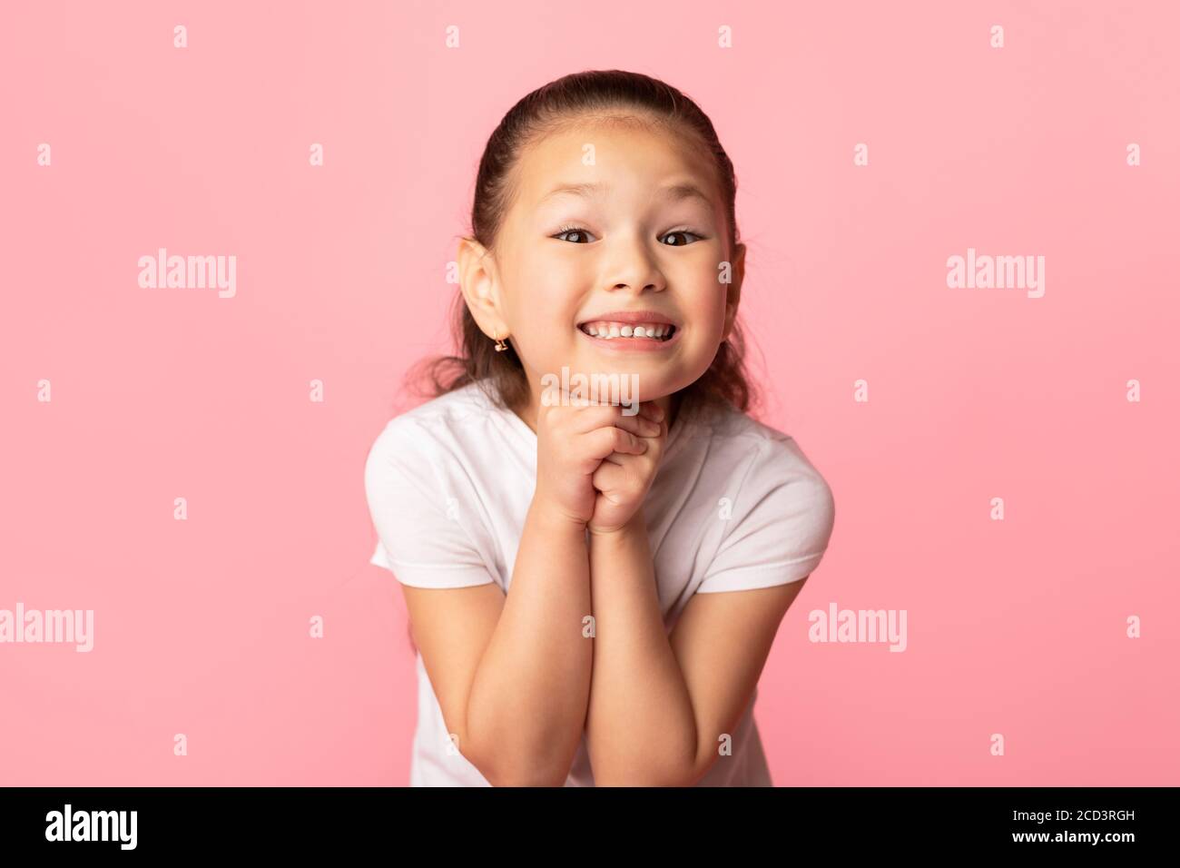 Hoffnungsvoll wenig asiatische Mädchen beten für etwas Stockfoto