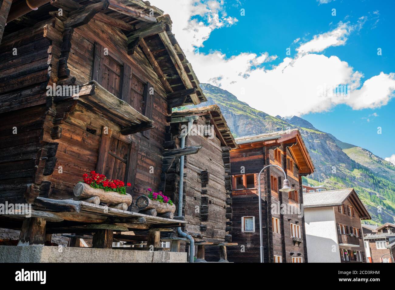 Alte hölzerne traditionelle Schweizer raccard Getreidespeicher auf Steinhaufen in Alte Zermatt Schweiz Stockfoto