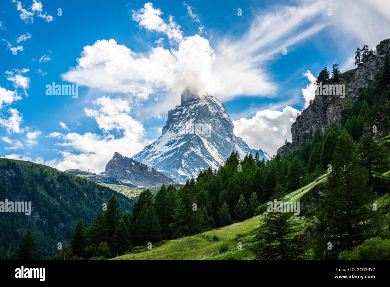 Panoramablick auf den Matterhorn-Gipfel mit Schneewolken Blauer Himmel und grüne Natur im Sommer in Zermatt Schweiz Stockfoto