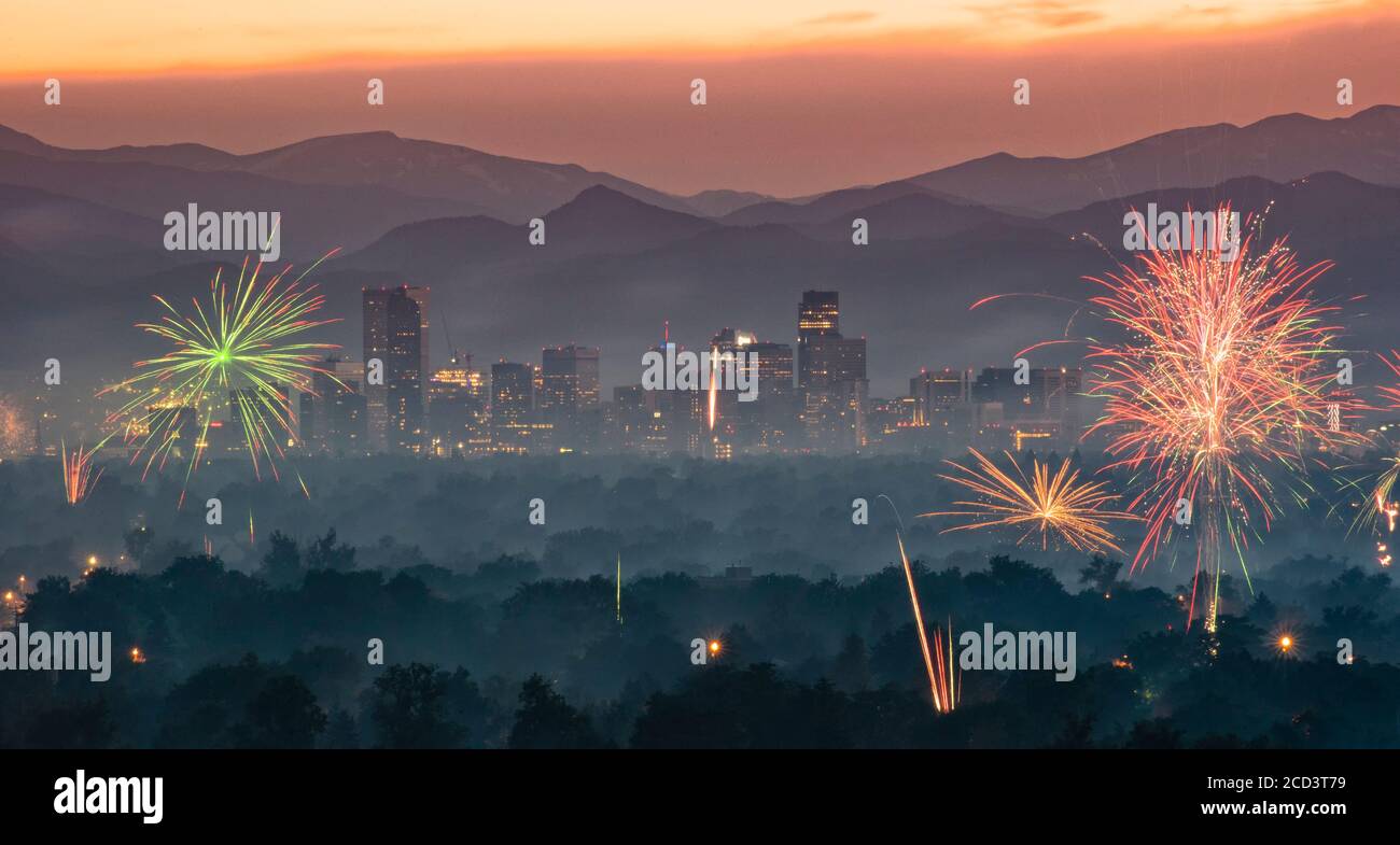Feuerwerk zum Unabhängigkeitstag über der Stadt Denver, Colorado, USA. Stockfoto