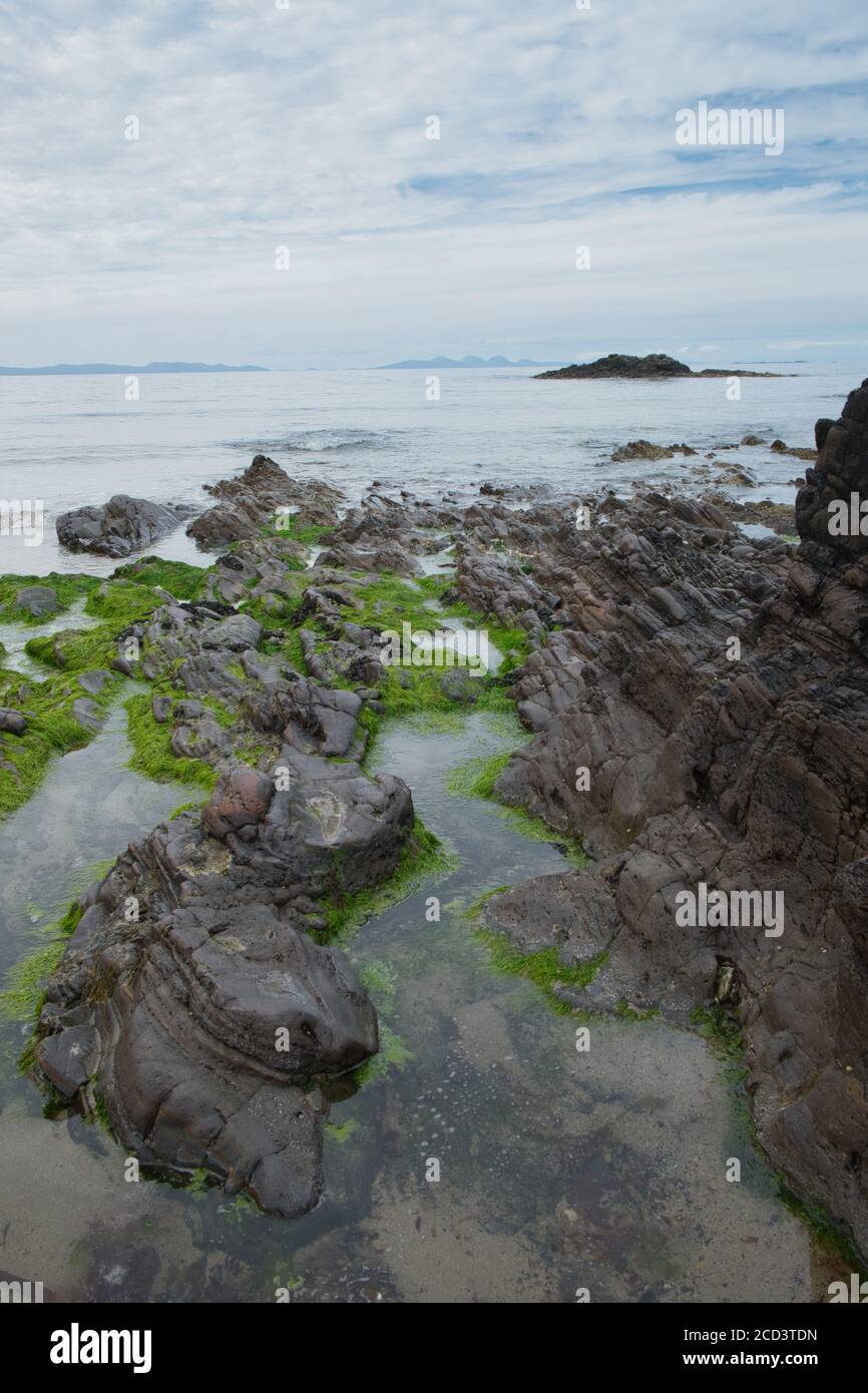Blick vom Machrihanish Beach auf die Bucht. Mit Himmel, Meer und Felsen. Stockfoto Blick vom Machrihanish Beach auf die Bucht. Mit Himmel, Meer und Felsen. Stockfoto