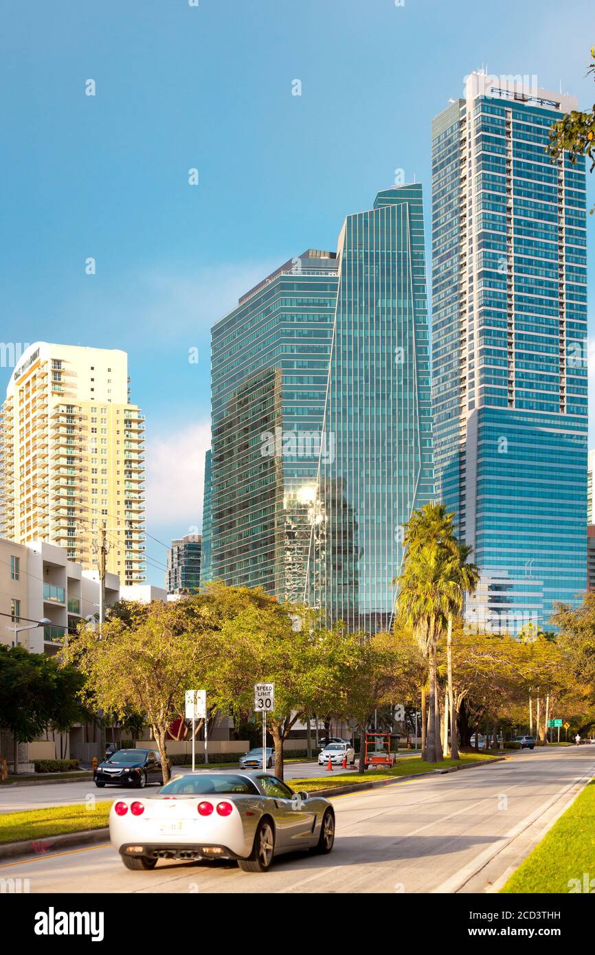 Brickell District, Miami, Florida, USA - Luxus-Sportwagen an der Brickell Avenue vor der Skyline von Bürogebäuden. Stockfoto