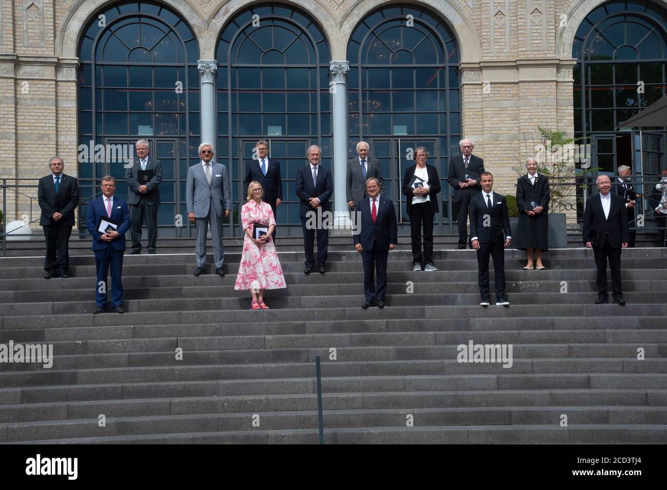 Gruppenbild mit allen Preisträgern mit Ministerpräsident Armin LASCHET, CDU, und den Preisträgern Dr. Johannes Georg Bednorz, Nobelpreisträger, Physiker, Helmut Brühl, Musiker, Chordirektor, Prof. Dr. Reinhold Ewald, Raumfahrer, Astronaut, Kosmonauten, Hans-Günther Faschies, Wanderer, Mario Goetze, Fußballspieler, Prof. Dr. Dieter Haeussinger, Jochen Kienbaum, Unternehmensberaterin, Monsignore Peter Kossen, setzt sich für menschenwürdige Arbeitsbedingungen ein, Ruth KUEHN, engagiert sich für Obdachlose und Flüchtlinge, Erika MEYER zu DREWER, Kinderbildungswerk Meckenheim, Maria Prinzessin zur LIPPE und Ste Stockfoto