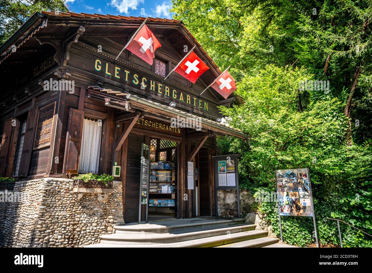 Luzern Schweiz , 29. Juni 2020 : Eingang Gletschergarten oder Gletschergarten und Museum mit Schweizer Fahnen in Luzern Schweiz Stockfoto