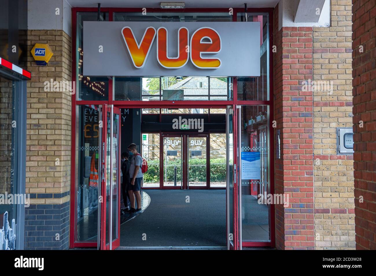 Staines-upon-Thames, Surrey, Großbritannien. August 2020. Der mit Spannung erwartete Christopher Nolan Blockbuster Tenet mit John David Washington wurde heute veröffentlicht. Filmbesucher waren heute Morgen um 11 Uhr durch die Tür im Vue Kino, um das lang erwartete Filmdebüt zu sehen. Die Veröffentlichung des Films Tenet wurde wegen der Coronavirus-Pandemie dreimal verzögert. Quelle: Maureen McLean/Alamy Live News Stockfoto