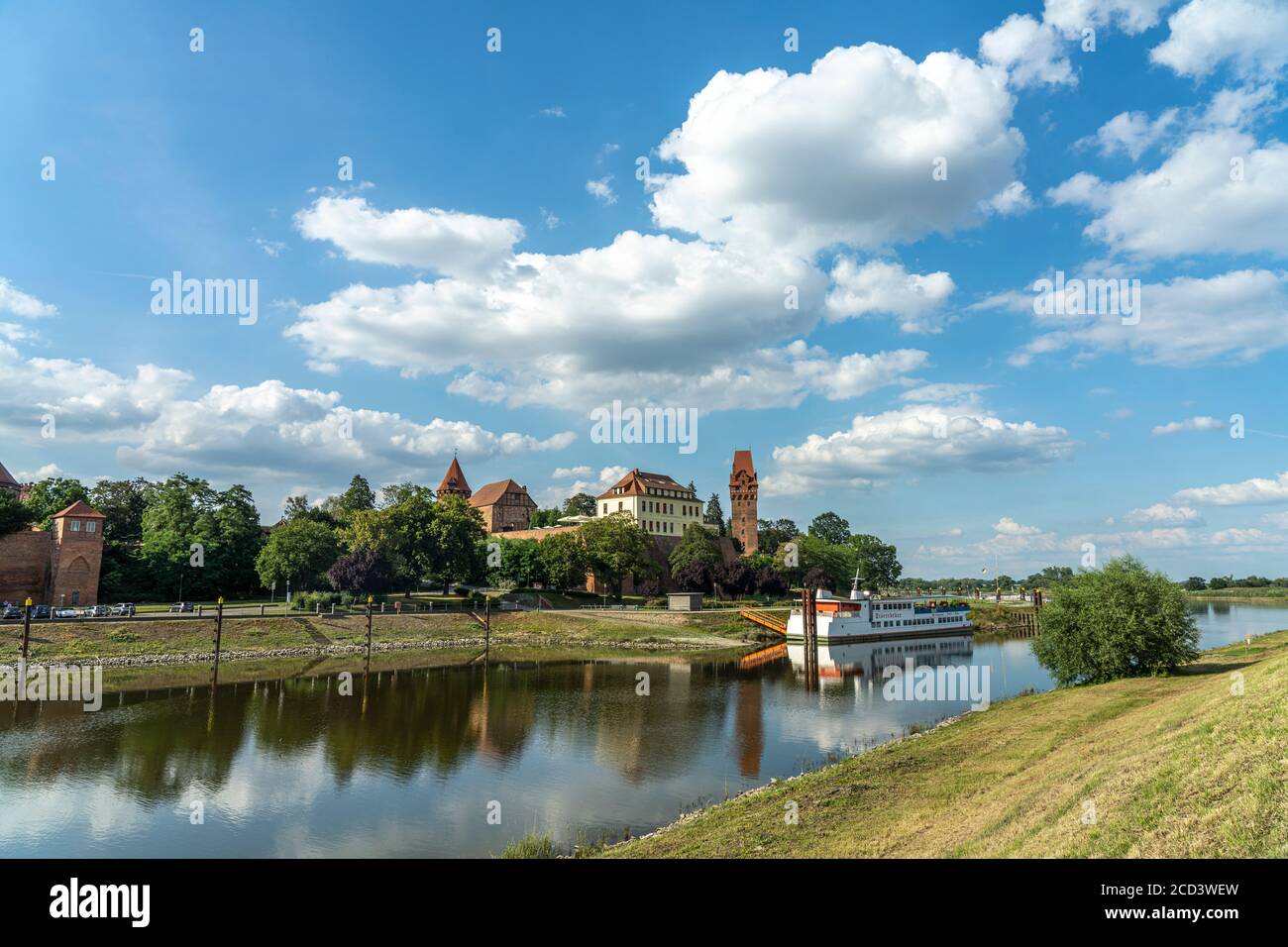 Burg Tangermünde an Tanger und Elbe in Tangermünde, Sachsen-Anhalt, Deutschland Schloss Tangermünde an Elbe und Tanger in Tangermünde, Sachsen Stockfoto