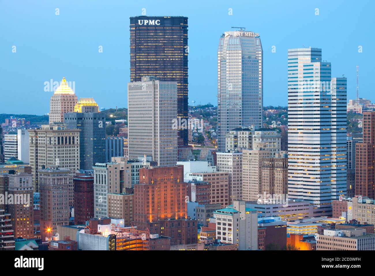Pittsburgh, Pennsylvania, USA - Panoramablick auf Wolkenkratzer im zentralen Geschäftsviertel von Pittsburgh in der Abenddämmerung. Stockfoto