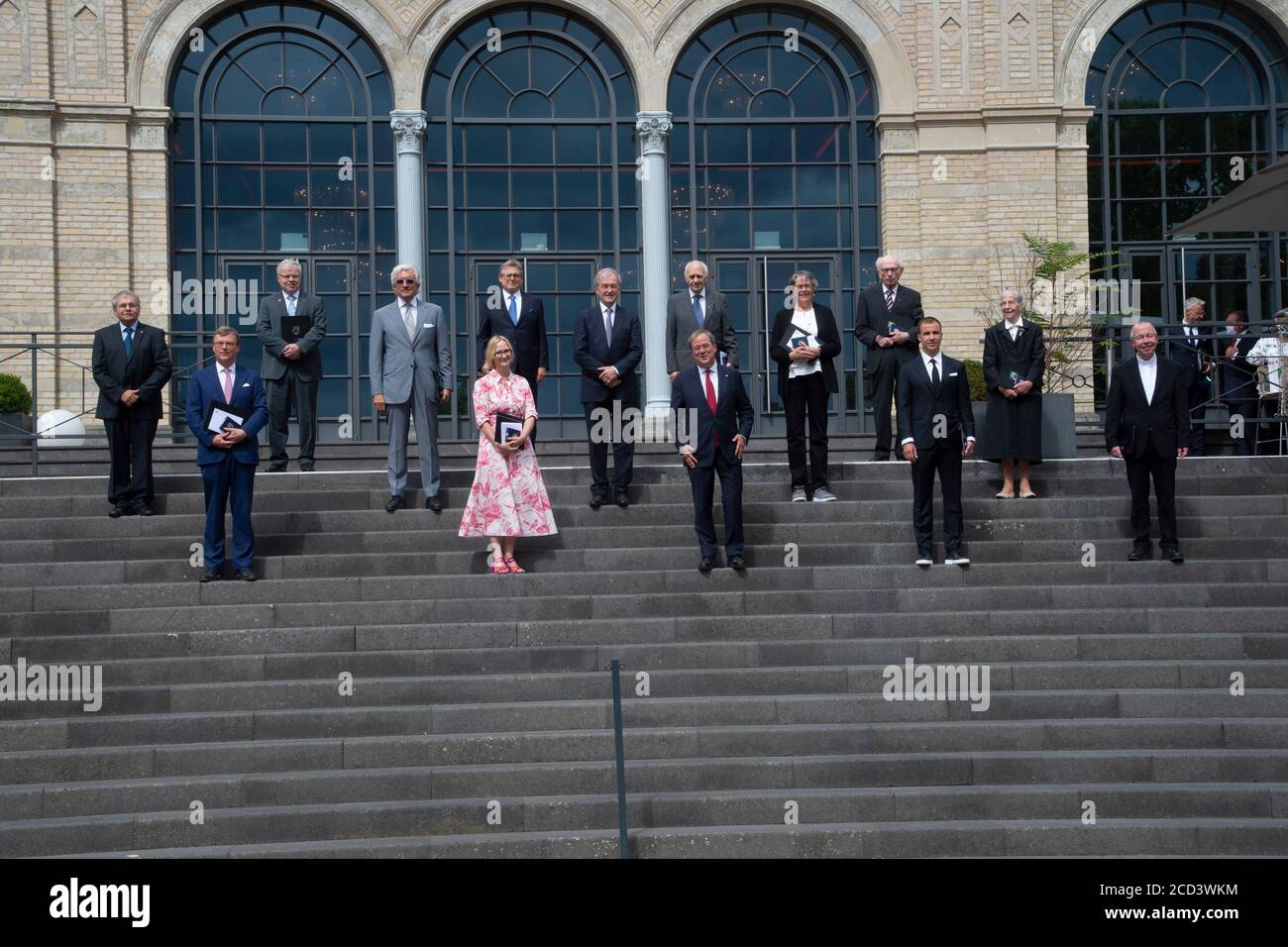 Gruppenbild mit allen Preisträgern mit Ministerpräsident Armin LASCHET, CDU, und den Preisträgern Dr. Johannes Georg Bednorz, Nobelpreisträger, Physiker, Helmut Brühl, Musiker, Chordirektor, Prof. Dr. Reinhold Ewald, Raumfahrer, Astronaut, Kosmonauten, Hans-Günther Faschies, Wanderer, Mario Goetze, Fußballspieler, Prof. Dr. Dieter Haeussinger, Jochen Kienbaum, Unternehmensberaterin, Monsignore Peter Kossen, setzt sich für menschenwürdige Arbeitsbedingungen ein, Ruth KUEHN, engagiert sich für Obdachlose und Flüchtlinge, Erika MEYER zu DREWER, Kinderbildungswerk Meckenheim, Maria Prinzessin zur LIPPE und Ste Stockfoto